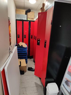 de nombreux casiers rouges dans le couloir d'un immeuble