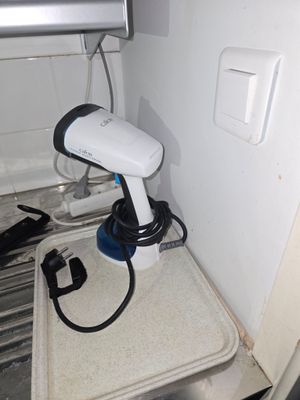 un sèche-cheveux posé sur un lavabo