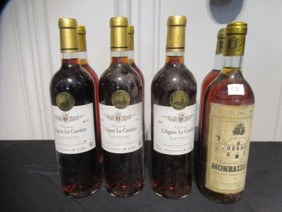 quatre bouteilles de vin sont alignées sur une table