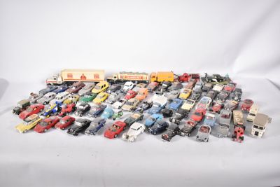 un grand nombre de petites voitures et de camions sur une surface blanche