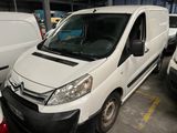 une camionnette blanche garée dans un parking