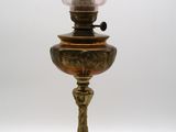 lampe à huile en laiton plaqué, avec un abat-jour en verre, sur fond blanc