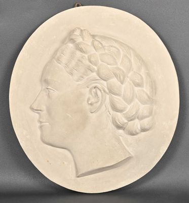 un gros plan d'une plaque sur laquelle figure la tête d'une femme
