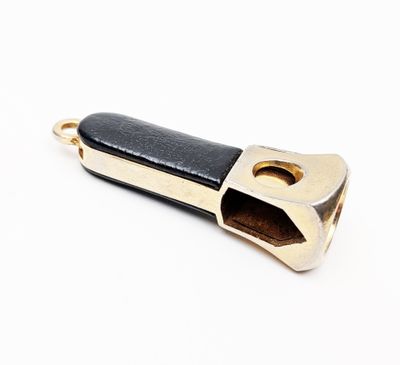 COUPE CIGARE en métal doré gainé de cuir.