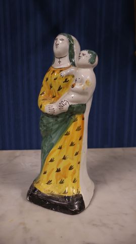 Vierge à l’enfant en faïence polychrome de Nevers. H : 26 cm