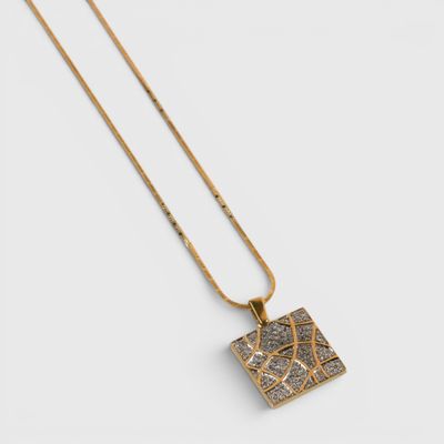 un collier en or avec un pendentif carré et une chaîne, sur fond blanc
