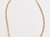 un collier à chaîne en or avec un maillon doré sur fond blanc