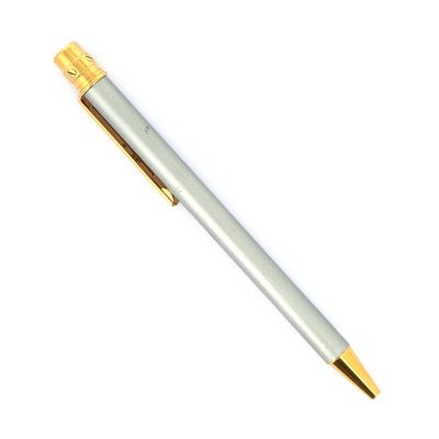 un stylo posé sur une surface blanche