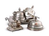 un plateau en argent sur lequel se trouvent une théière en argent, un plateau en argent sur lequel se trouve une théière en argent et un plateau en argent sur lequel se trouve une théière en argent