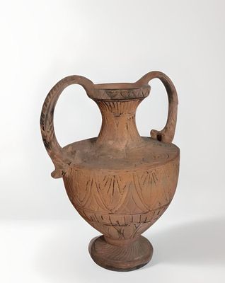 Important vase en terre cuite sur piédouche à deux anses à d…