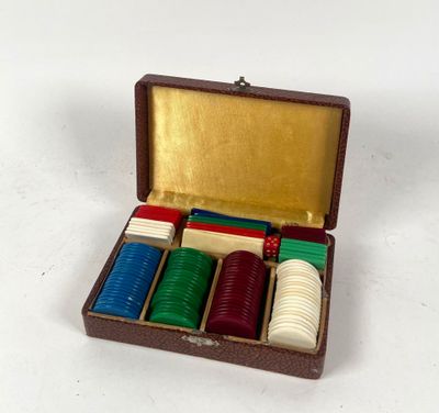 une image représentant une boîte de jetons de poker posée sur une surface blanche