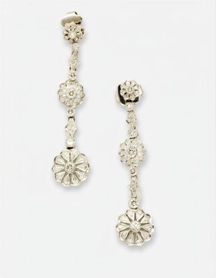 une paire de boucles d'oreilles en diamant