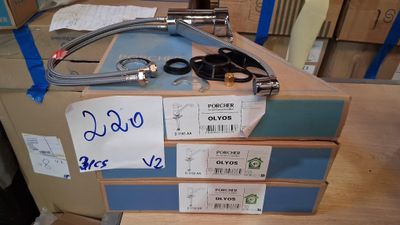 une pile de cartons sur laquelle est posé un tas de ciseaux