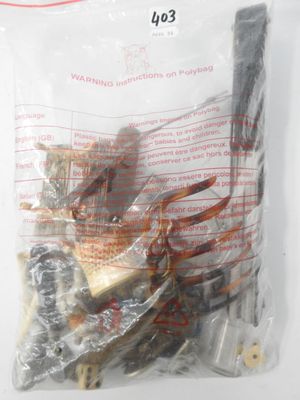 un sac contenant des articles divers, dans un sac en plastique