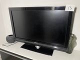 une télévision à écran plat posée sur une table blanche