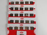 quatre paquets de cigarettes rouges et blancs posés sur une surface blanche