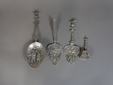 trois cuillères en argent et deux cuillères en argent accrochées au mur