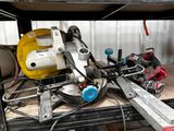 une photo montrant un ensemble d'outils posés sur une table