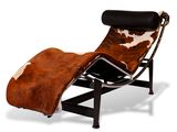 une chaise longue en cuir de vachette marron et blanc, avec des pieds noirs