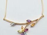 gros plan d'un collier sur une surface blanche