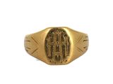 un gros plan d'une bague en or portant un monogramme