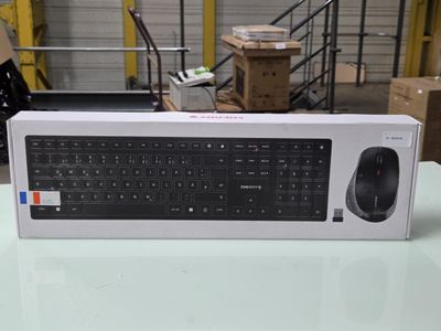 une boîte blanche surmontée d'un clavier noir