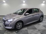 une voiture argentée garée sur le sol en damier d'un garage
