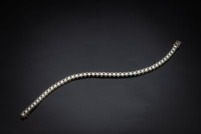 un bracelet en diamants et en or blanc, créé par un homme d'affaires