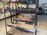 une étagère sur laquelle sont posés des outils, dans un garage