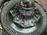 une statue représentant un serpent posé sur une assiette