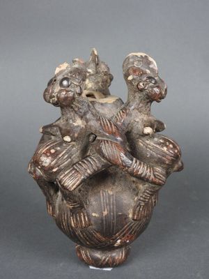 une image représentant une statue de deux personnes sur un vase