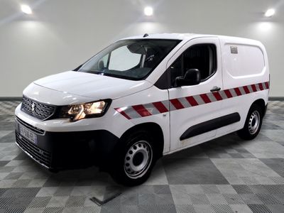 la photo d'une camionnette blanche garée dans un garage
