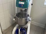 une photo d'un mixeur dans une cuisine, à côté d'un seau