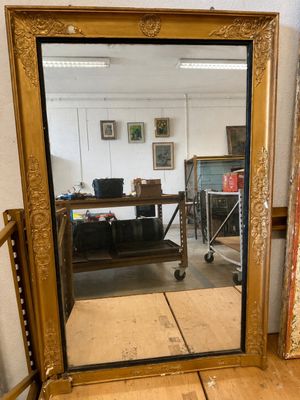 un miroir posé sur le sol d'une pièce