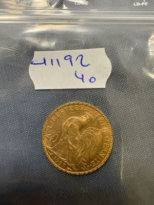un gros plan d'une pièce de monnaie dans un sachet en plastique posé sur une table
