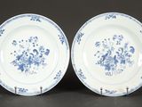 deux assiettes bleues et blanches ornées de fleurs, posées sur une table