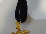 un collier orné d'un cœur et d'une croix en or
