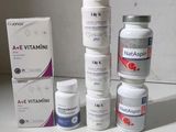 Plusieurs types de vitamines sont posés sur une table