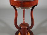 une vieille table en bois avec un plateau en marbre et un piètement en bois