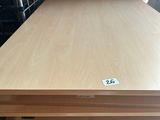 trois tables en bois empilées les unes sur les autres dans un garage