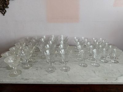 un grand nombre de verres à vin posés sur une table