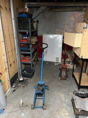 un garage rempli d'outils et de bric-à-brac