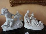 deux statues posées sur une table