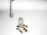 un vase de fleurs et un flacon de parfum posés sur une table