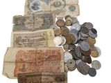 une liasse de vieux billets posée sur une table