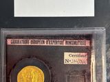 une image représentant un morceau de pièce d'or sur lequel est apposée une étiquette