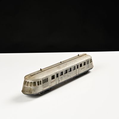 un petit train posé sur une table