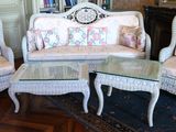 un salon avec un canapé, des fauteuils et une table basse
