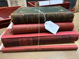 plusieurs livres empilés sur une table