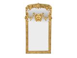 un miroir richement décoré, avec un cadre doré sur fond blanc